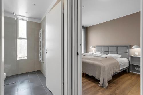 Deluxe Two-Bedroom Apartment with 2 Bathrooms image 7