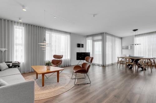Deluxe Two-Bedroom Apartment with 2 Bathrooms image 5