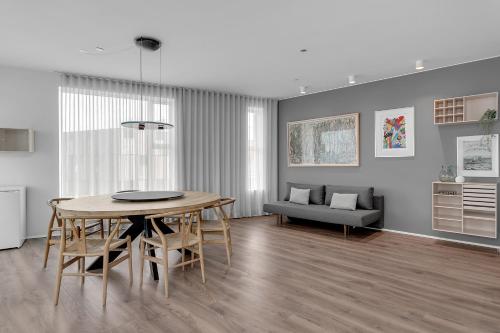 Deluxe Two-Bedroom Apartment with 2 Bathrooms image 4