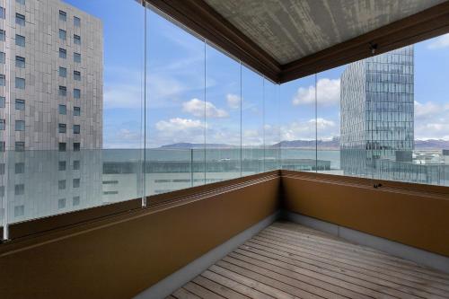 Deluxe Two-Bedroom Apartment with 2 Bathrooms image 1