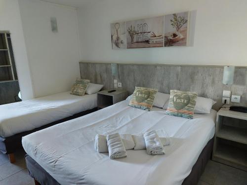 1 double bed, 1 twin bed