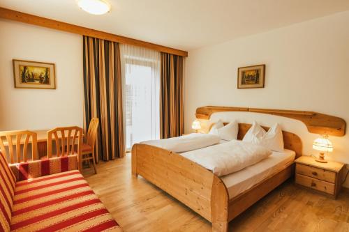 2 king beds, 1 double bed, 1 twin bed