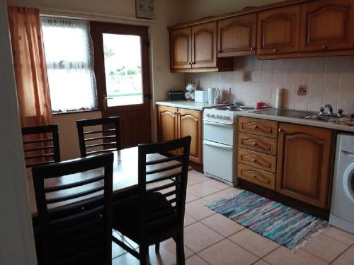 virtuve, House in the heart of the village in Glencolmcille