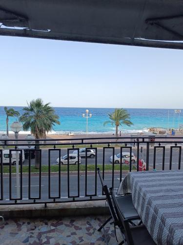 Nice promenade des anglais - Tap to explore photos