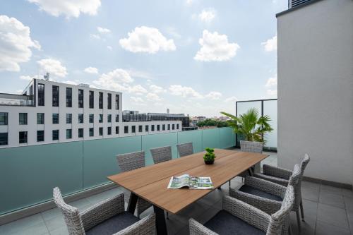 Corvin 5 Stars Luxury Apartment with Free Parking - image 9