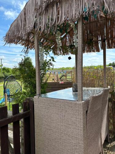 Four Seasons Country Retreat with Wood Fuel Hot Tub close to kington Market Town in Pembridge