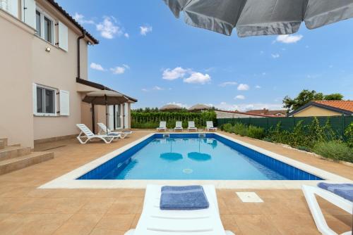 Villa Buroli with Pool, Sauna and Jacuzzi