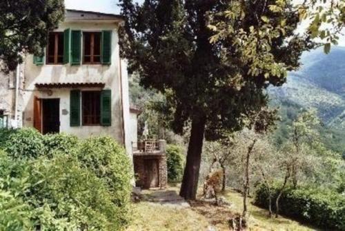 Ferienhaus im ruhigen Dorf mit Garten und Balkon in 55041 Casoli