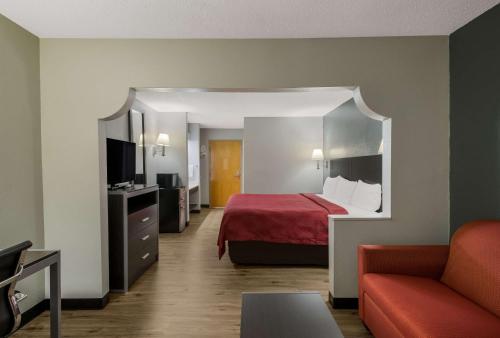 Econolodge Inn & Suites - image 7