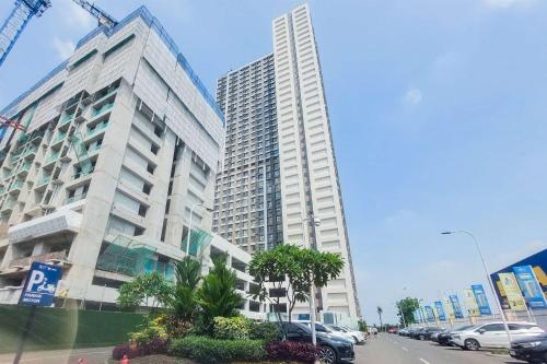 Restful and Cozy Studio Sky House Alam Sutera Apartment By Travelio, Tangerang