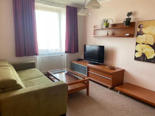 2 twin beds, 1 sofa bed