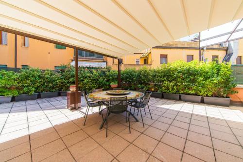Nettuno Apartment - Private Garden in Bologna Center