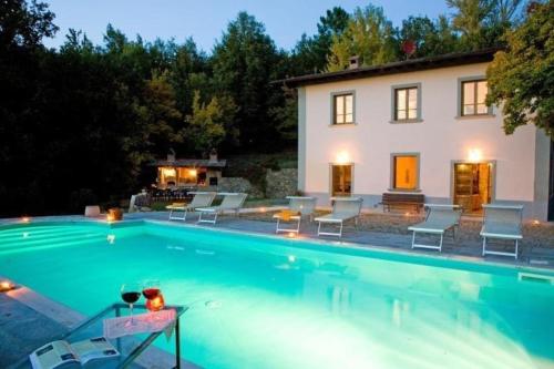  Antike Landvilla mit Pool in den Hügeln der Toskana, umgeben von Wäldern - a88365 in Poppi