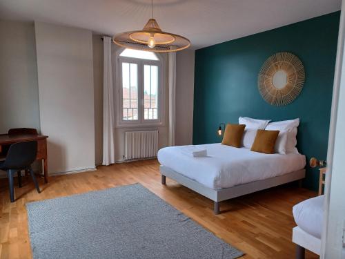 Bed, Gite Chateau Touzinat - Saint-Emilion in Saint-Hippolyte
