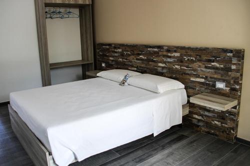 1 queen bed, 1 twin bed