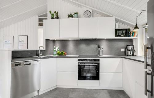 Kitchen, 3 Bedroom Cozy Home In Jerup in Jerup