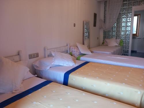 3 twin beds