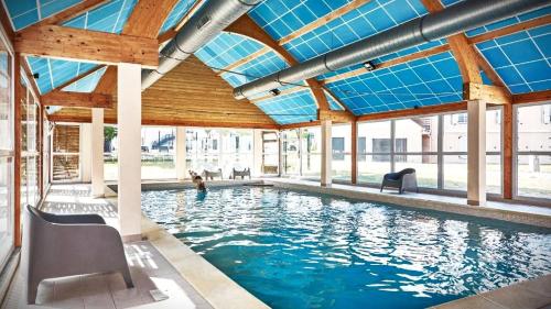 Басейн, Studio résidence touristique 3 étoiles (Studio residence touristique 3 etoiles) in Ле Мее-сюр-Сен