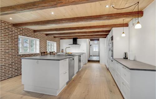 Kitchen, Lovely Home In Ringkøbing With Wifi in Ringkobing