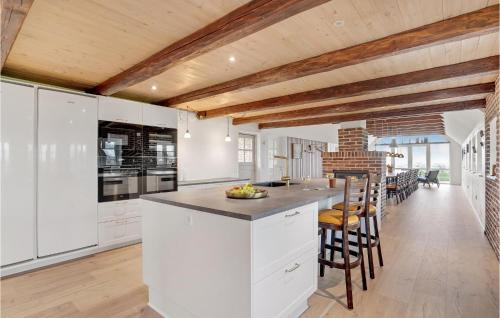 Kitchen, Lovely Home In Ringkøbing With Wifi in Ringkobing