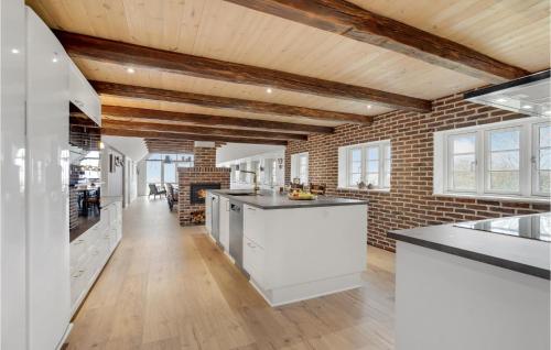 Kitchen, Lovely Home In Ringkøbing With Wifi in Ringkobing