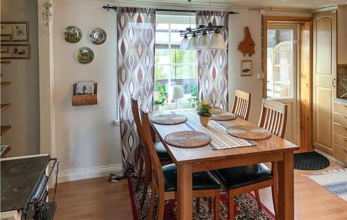 Kitchen, Amazing Home In Vase With Kitchen in Faxstad