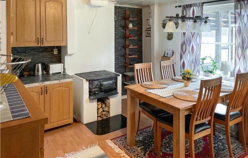 Kitchen, Amazing Home In Vase With Kitchen in Faxstad