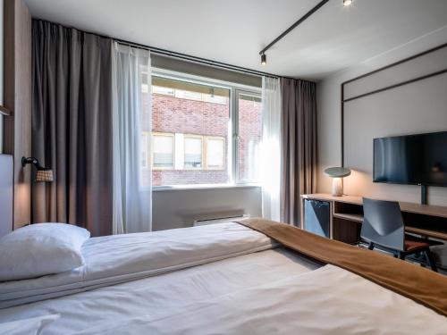 Standard Double or Twin Room image 5