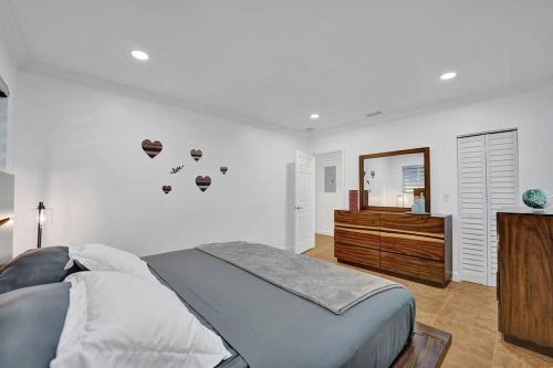 Beautiful Tropical Vacation House close to Beach