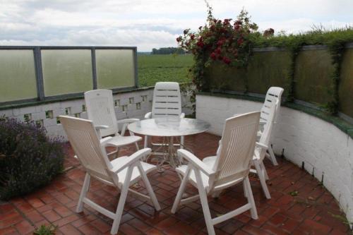 Altes Deichbauernhaus mit Scheune, Garten und zwei Etagen in นิวฟลิต