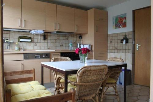 Altes Deichbauernhaus mit Scheune, Garten und zwei Etagen in นิวฟลิต