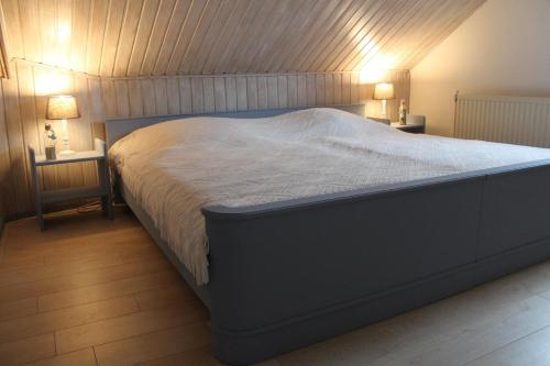 Altes Deichbauernhaus mit Scheune, Garten und zwei Etagen in นิวฟลิต