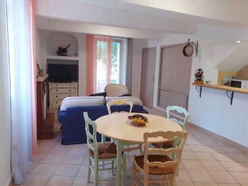 F2 de caractère dans un hameau typique provençal (F2 de caractere dans un hameau typique provencal) in Comps Sur Artuby