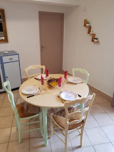 F2 de caractère dans un hameau typique provençal (F2 de caractere dans un hameau typique provencal) in Comps Sur Artuby
