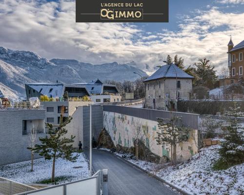 Apartment with Mountain View