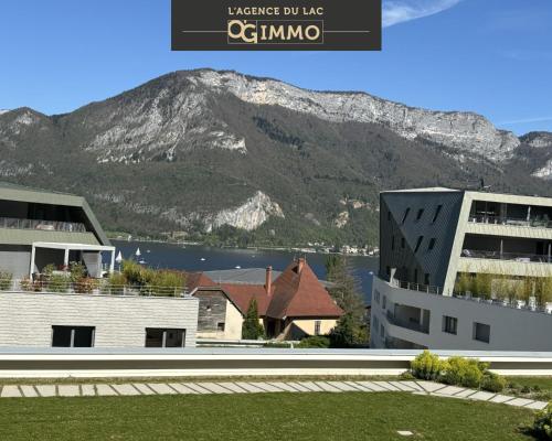 Apartment with Lake View