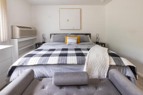 Charming 1BR Condo with Patio, Near The Lake Geneva in Lake Geneva, USA