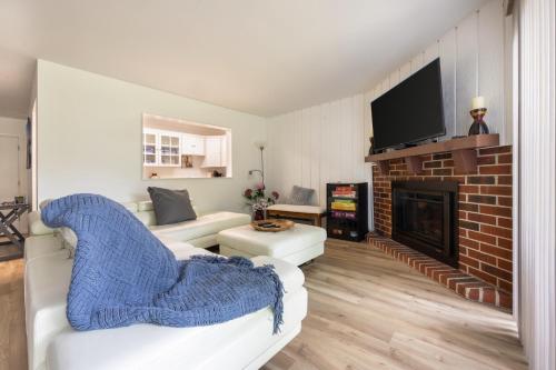 Charming 1BR Condo with Patio, Near The Lake Geneva in Lake Geneva, USA