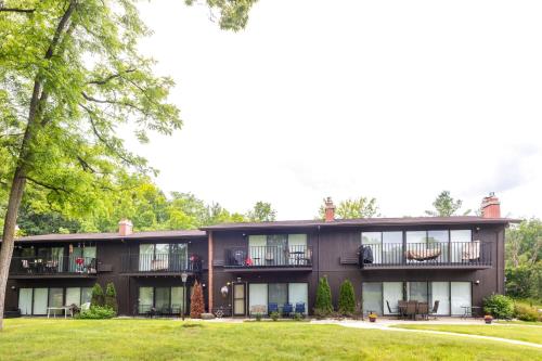 Charming 1BR Condo with Patio, Near The Lake Geneva in Lake Geneva, USA