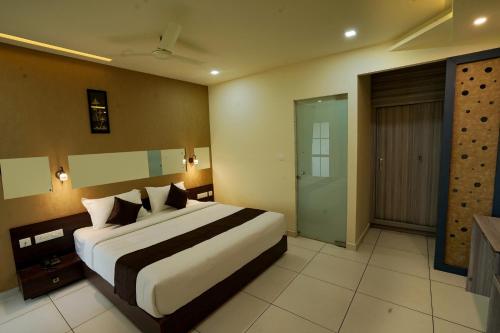Suite with Lake View image 5
