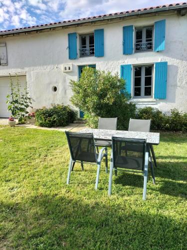 Maison charmante à Antezant-la-Chapelle avec jardin gîte à louer La Jarrie-Audouin