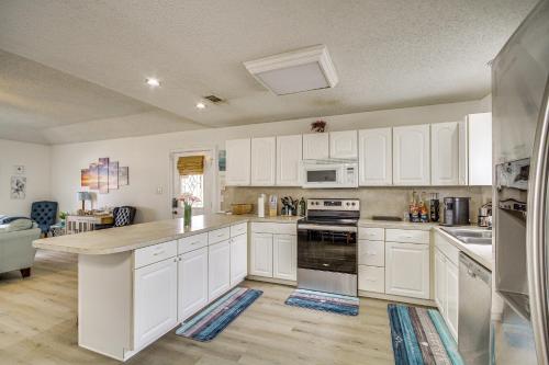Lovely Gulfport Home Walk to Beach,1 Mi to Marina in Gulfport, USA