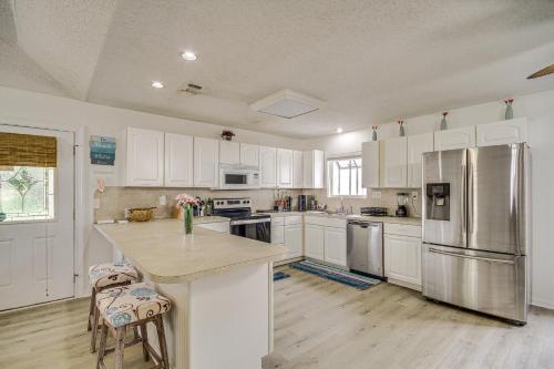 Lovely Gulfport Home Walk to Beach,1 Mi to Marina in Gulfport, USA