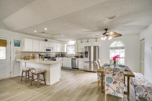 Lovely Gulfport Home Walk to Beach,1 Mi to Marina in Gulfport, USA