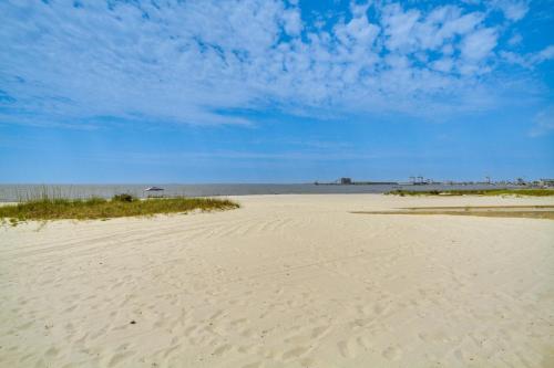 Lovely Gulfport Home Walk to Beach,1 Mi to Marina in Gulfport, USA
