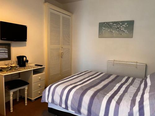 Standard Queen Room image 1