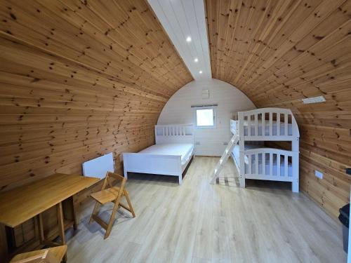 1 double bed, 1 bunk bed