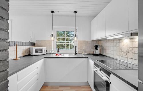 Kitchen, Lovely Home In Væggerløse With Wifi in Vaeggerlose