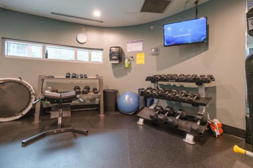 Central 1-Bedroom Apartment with Pool, Jacuzzi & Sauna - Tap to explore photos