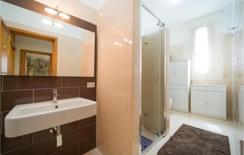 Four-Bedroom Holiday Home image 4